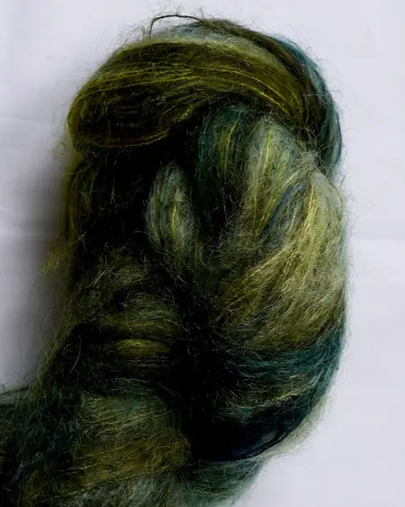 Close up af håndfarvet Kidsilk Garn fra Cowgirlblues x Kit Couture: Farve Tove grøn