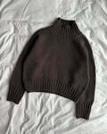 Hannah Sweater O-neck fra PetiteKnit strikket i Atlas fra Sandnes Garn – brun klassisk sweater med dobbeltrib og oversized pasform