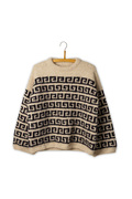 Athene Sweater af PetiteKnit strikket i Isager Soft, beige bundfarve med sort grafisk mønster, hængende på bøjle.