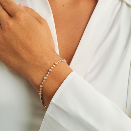 Endless armbånd i 14 karat guld på models håndled