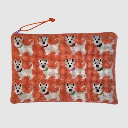 Broderikit COCO fra Baldyre med hvide hunde på orange baggrund – clutch i korssting