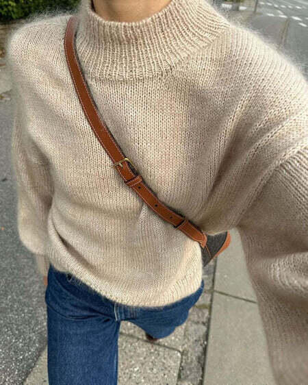 Model iført Ballonsweater fra PetiteKnit – strikket sweater med ballonærmer og høj ribkrave