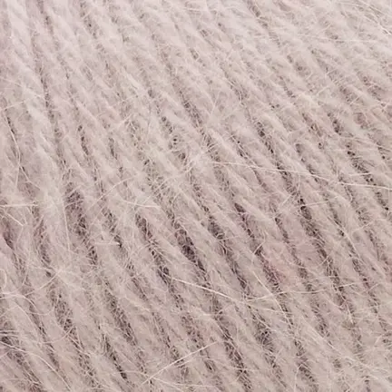 Close up af garnnoegle i angora fra mondial i farven 655
