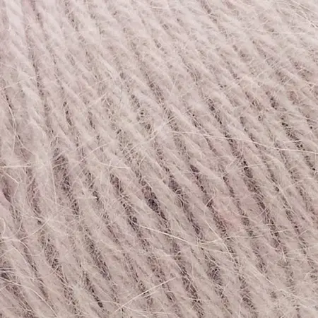 Close up af garnnoegle i angora fra mondial i farven 655