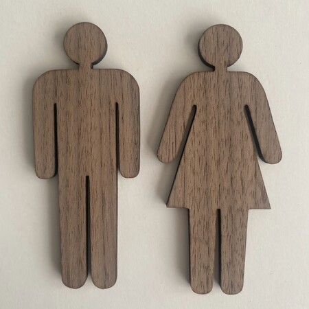 Toiletskilt i træ i valnød med dame og mand piktogram