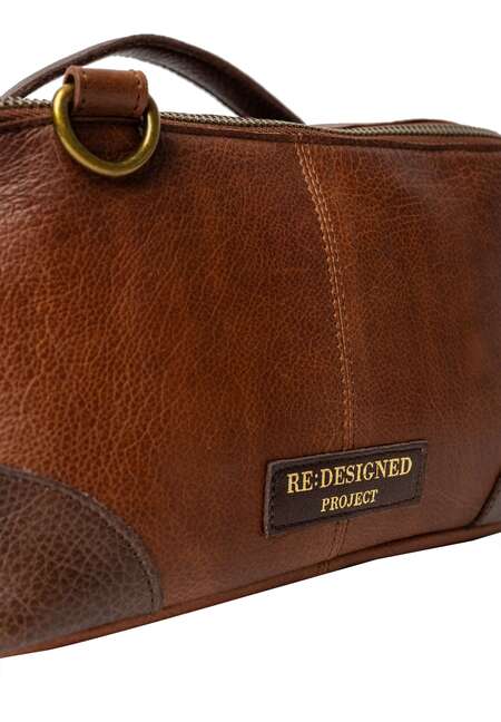 Close up af Lædertaske Project 78 fra RE:Designed i farven walnut med woodsmoke læderlapper
