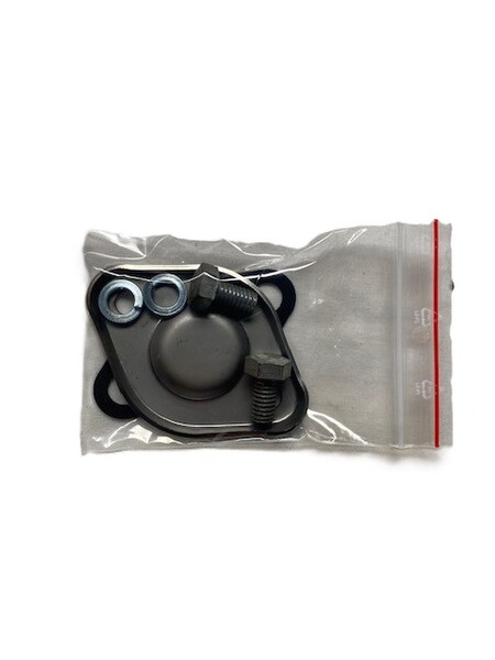 Täcksats - Toppstycke - Bensin Satsen består av: Blandplatta i rostfritt Packning 2 x bultar 2 x Fjäderbrickor Passar till: TEA20, FE35, MF35 (de som har täckplatta in till vattenkanal) OEM ref. 825390M1, 825391M1, 353676X1, 375200X1
