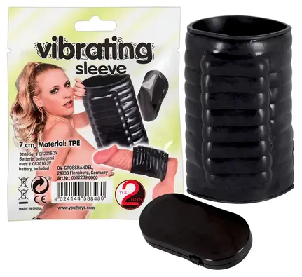 Vibrating Sleeve Black – sort penissleeve med rillet overflade og justerbar vibration