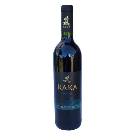 Flaske af Raka Pinotage 2022 – mediumfyldig sydafrikansk rødvin med blå frugt og krydderi.