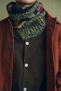close up af model ifoert strikket anni cowl designet af helga isager