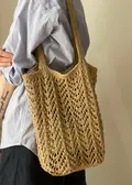 Sarang Bag fra Aegyoknit strikket i crealino fra Lang Yarns baeres af model set fra siden