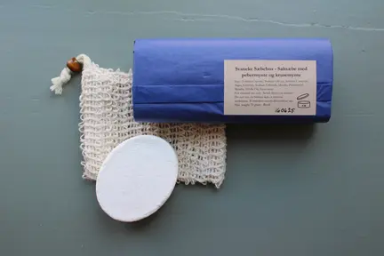 Vores saltsæbe med pebermynte og krusemynte (spearmint) er frisk og opkvikkende.  Pebermynten er frisk, skarp og kølende, hvorimod krusemynten har en blødere og mere mild duft. Vi synes, at de komplimenterer hinanden perfekt.