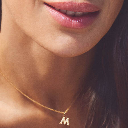 Medina iført TENDER LOVE M vedhæng i 14 karat guld med 0,085 ct. W.SI brillanter.