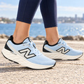 New Balance Dameløbesko – Blå vist på model