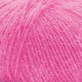 Close up af garnnoegle i angora fra mondial i farven pink 527