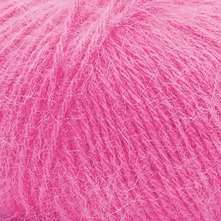 Close up af garnnoegle i angora fra mondial i farven pink 527
