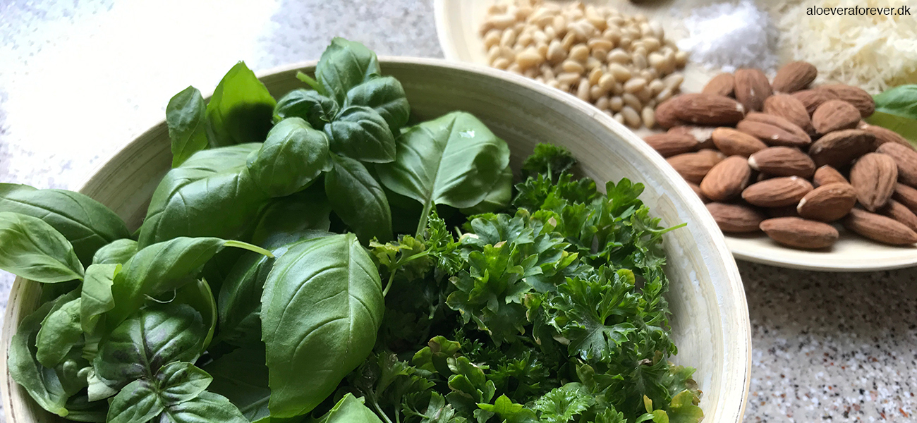 Grøn pesto med mandler og pinjekerner