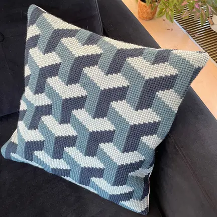 Broderet pude fra brodero, broderet med peruvian fra filcolana, pude med 3d mønster i blå nuancer