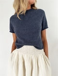 model iført plain yoke tee fra leknit