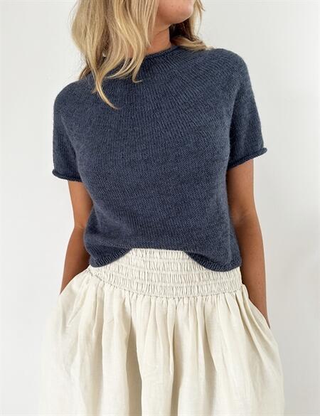 model iført plain yoke tee fra leknit
