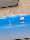 En blå og hvid boks mærket SOFT STYLE Lighting. Den viser et billede af en pære med dimensionerne 45 mm x 77 mm. Yderligere detaljer omfatter 3W, 370lm og 2000h, sammen med en QR-kode.