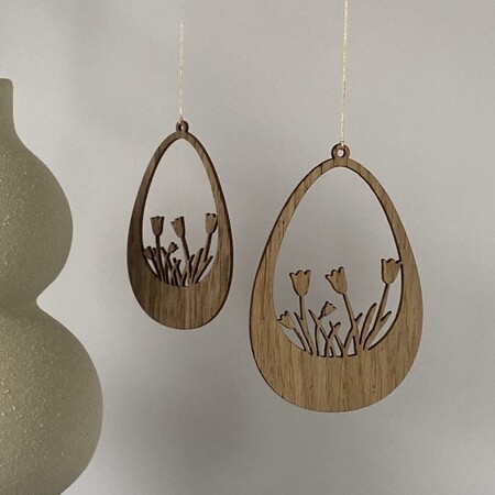 Påskeæg i træ med tulipanmotiv – laserskåret forårspynt i eg og valnød