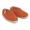 To orange hjemmesko af filt står side om side på en hvid baggrund. Skoene har en lys sål og et lille mærke med bogstavet "e".