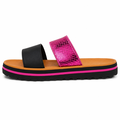 Sorte slides med pink metallic rem og komfortsål på hvid baggrund
