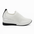 Hvid slip-on damesko med kilehæl og sort gummisål i minimalistisk design.