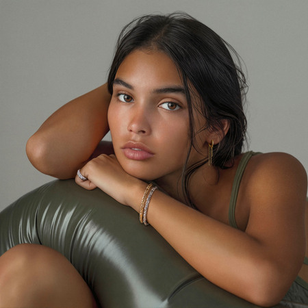 AI-model iført Urchin Elegance armring udført i 925 ren sterlingsølv belagt med 18 karat forgyldning.