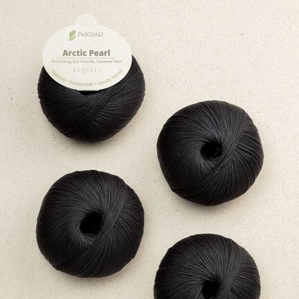 4 garnnoegler i kvaliteten arctic pearl fra pascuali i farven sort