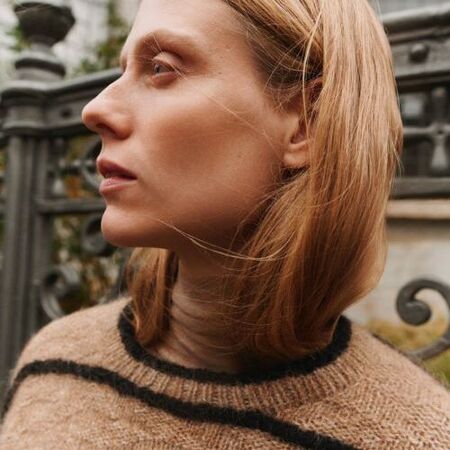 Nærbillede af Zoe Loop Sweater fra Other Loops med markante bieser og zigzagmønster i Tvinni, Soft Fine og Bouclé. Detaljeret struktur fra Isager Archives 2.