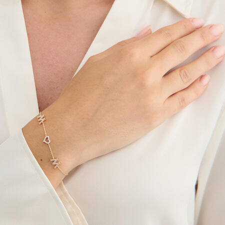 Wow / Mom armbånd i 14 karat guld på model