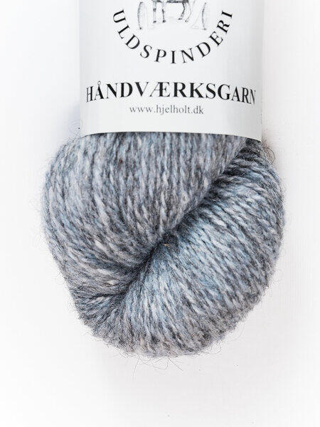 close up af haandvaerksgarn fra hjelholt i farven 36 storm blue