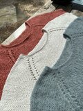 3 strikkede udgaver af modellen Bluebell roed hvid og blaa strikket i soft fine fra isager