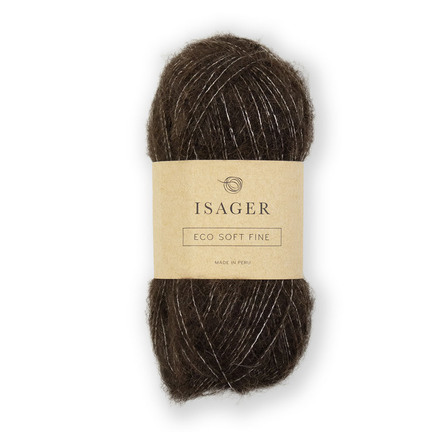 “Isager Soft Fine garnnoegle i farven E8s, viser den dybe moerkebrune farve og garnets bloede tekstur