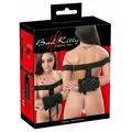 Bad Kitty Naughty Toys Torso Restraints – justerbart fikseringssæt i læderlook med metalringe og spænder, unisex bondageudstyr til dominans og kontrol.