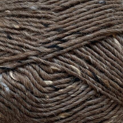 Close up af garnet lama tweed fra camarose farven brunmeleret