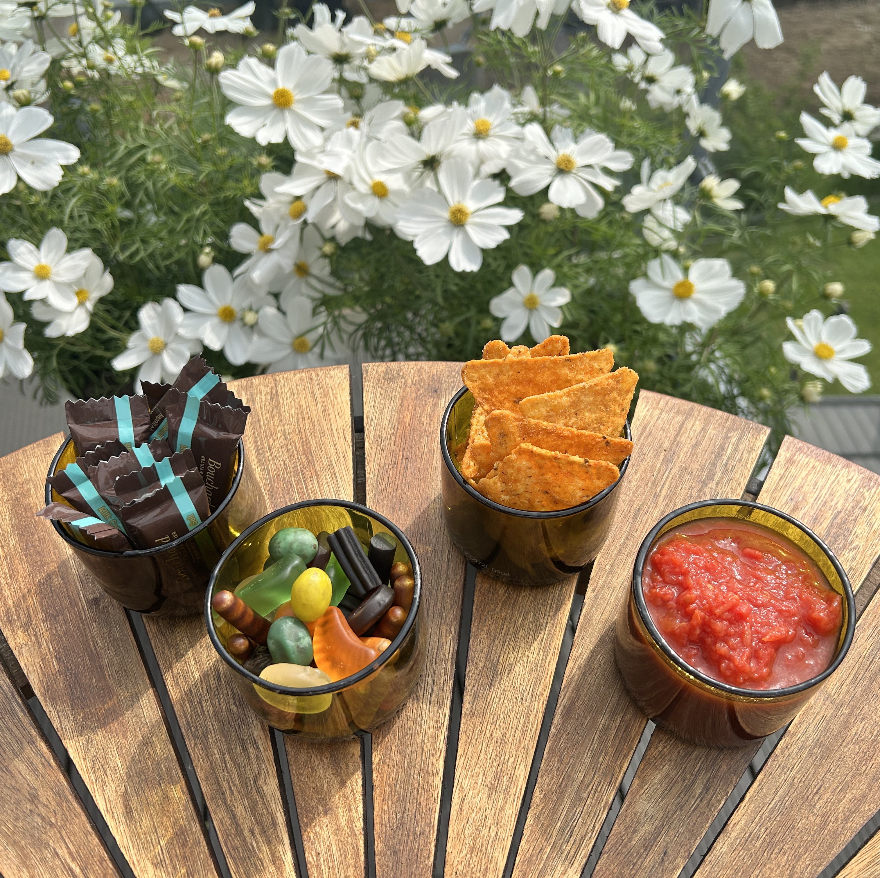 4 fyldte Snackskåle på sommerbord