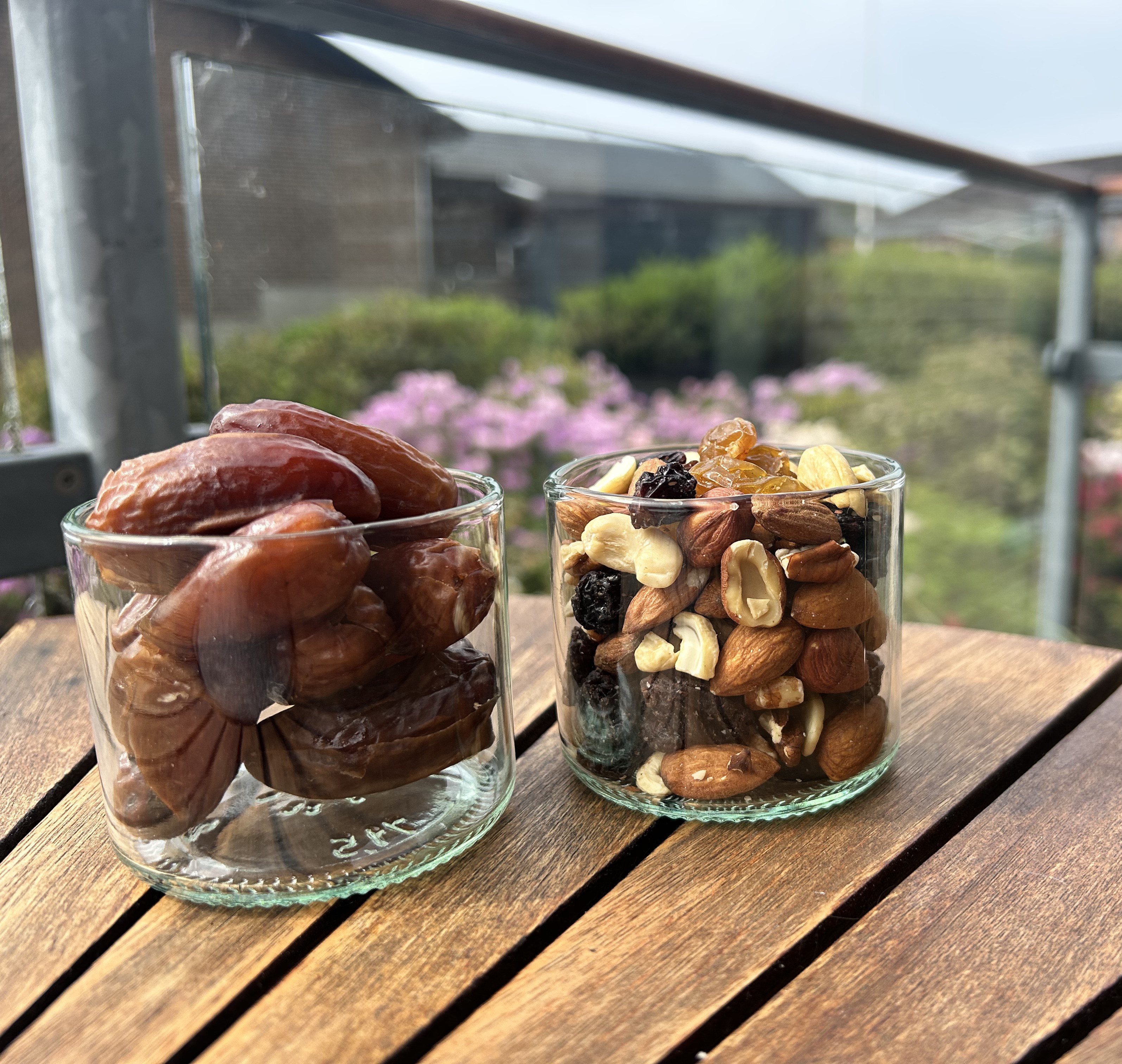 Snackskåle på bord med dadler og nødder